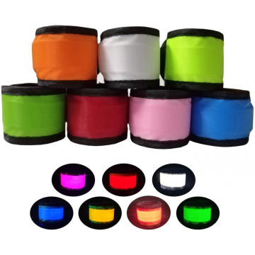 Pulseiras LED Slap brilham no escuro